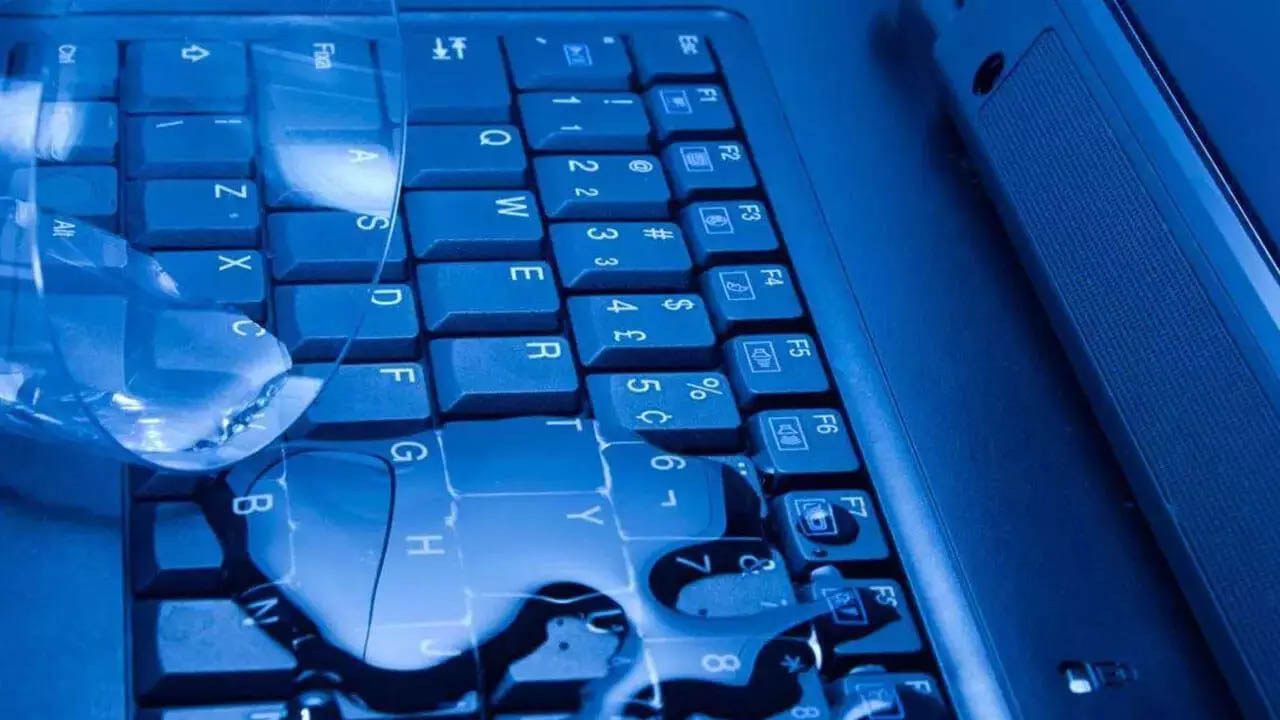 Что делать, если пролилась вода на клавиатуру ноутбука