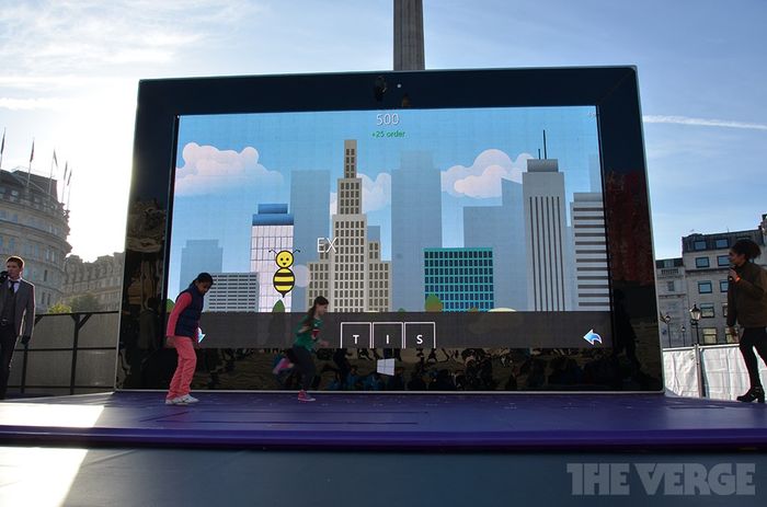 Гигантский планшет Surface 2 появился в центре Лондона