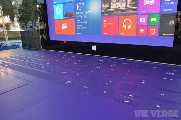 Гигантский планшет Surface 2 появился в центре Лондона