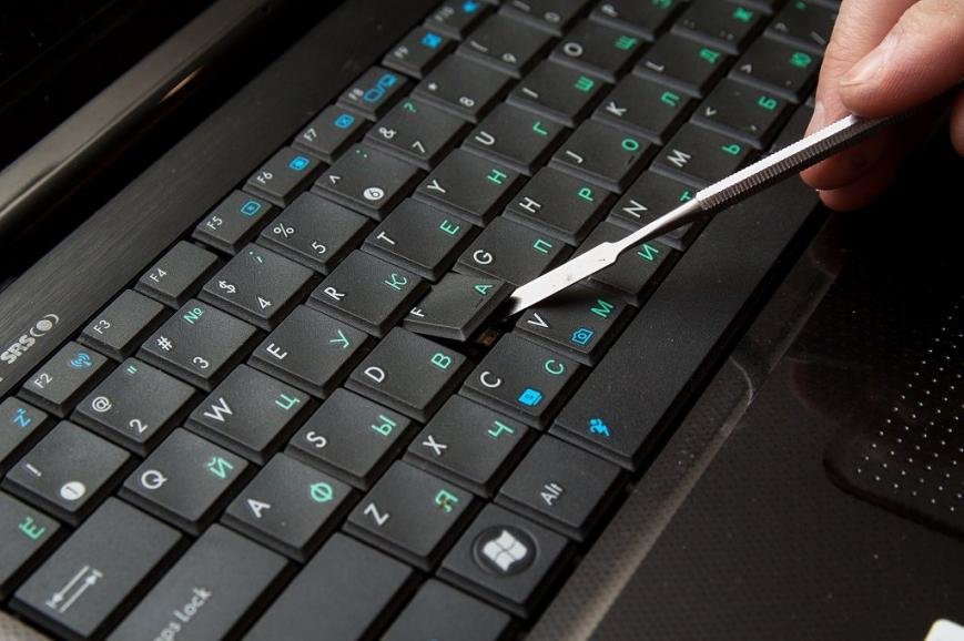 Причины залипания клавиш на ноутбуке и способы их устранения